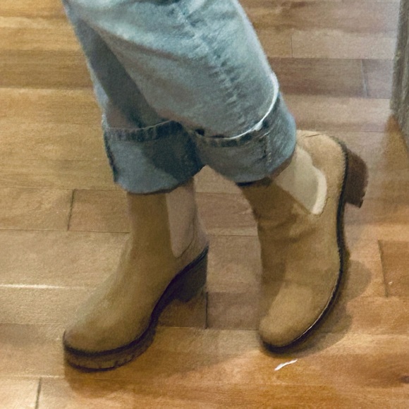 Like new tan Chelsea boots! Size 7.5. - Picture 4 of 8